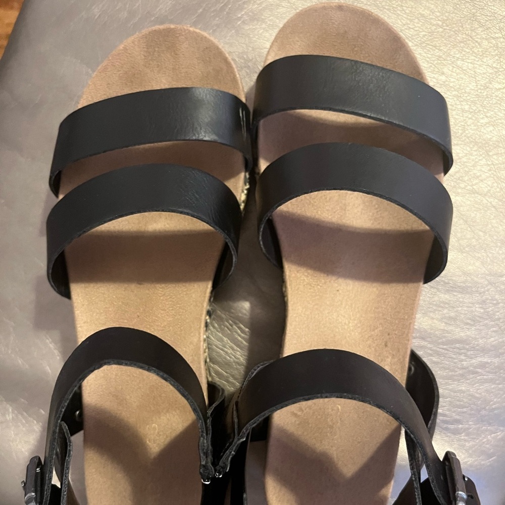 Platform Sandals - Picture 2 of 3